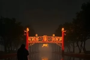 剧情影片老钟表匠剧照，暖光工作台上拆卸到一半的齿轮