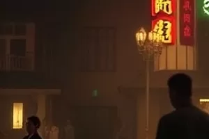 体育影片一场没有观众的球赛剧照，空看台前奔跑的球员