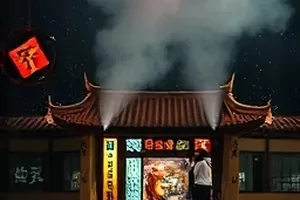 悬疑剧长夜灯塔剧照，雨夜码头两人对峙的冷色画面