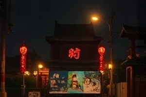 手艺纪实巷口的裁缝铺剧照，老式缝纫机与挂满布样的墙面